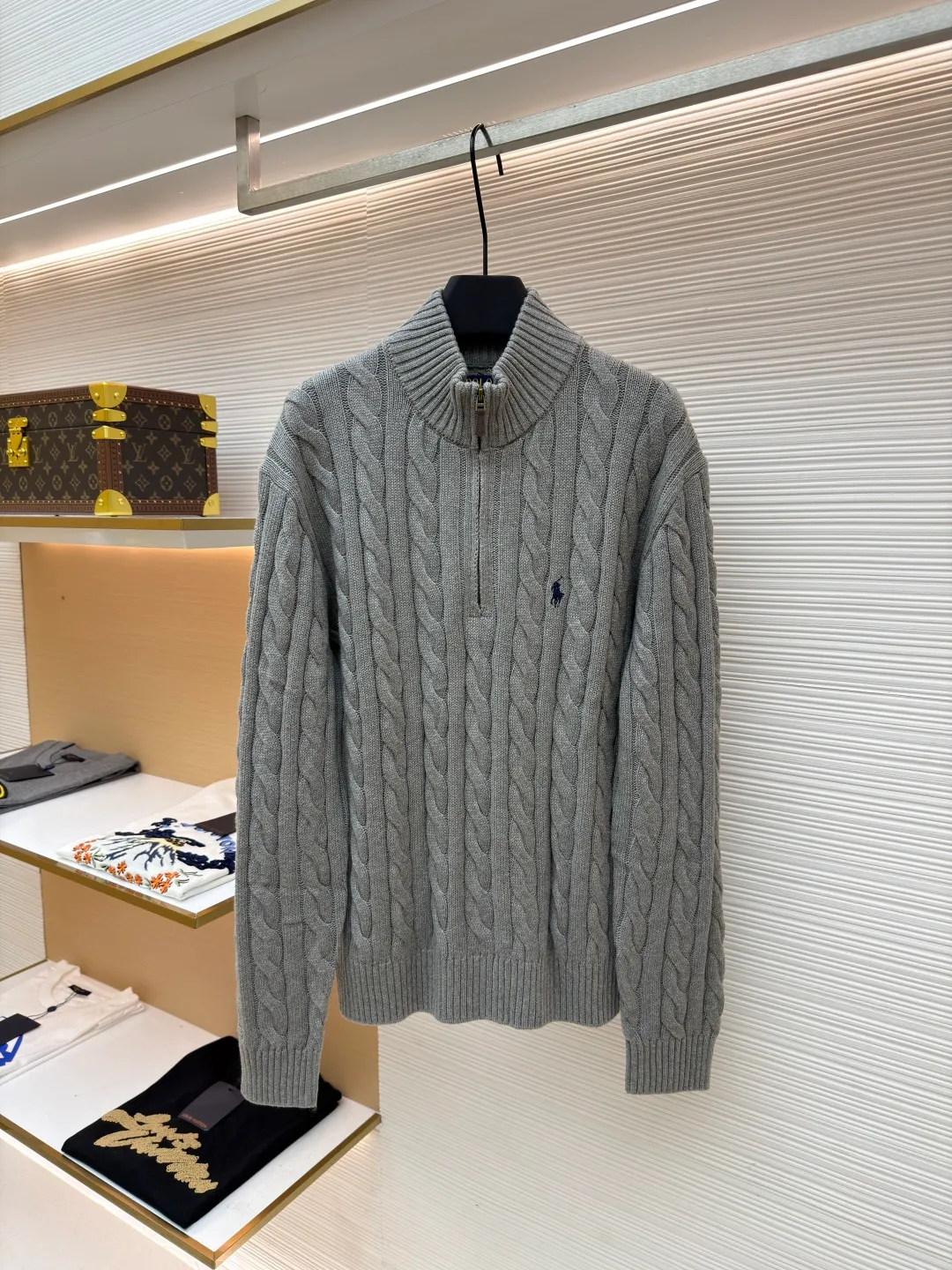 Ralph Lauren cable knitted zipper sweater ●Original version: Purchased and developed by 1231 ●Item number: 1681439-A85 ●Material: cashmere wool fabric ●Technology: knitted ●Version: fitted version ●Weight: about 530 grams ●Size: S-M-L-XL ●Description: Custom-woven cotton cable-knit thick-knit wool, fine texture, comfortable and close to the skin, with pure off-white as snow as the main color, demonstrating silent elegance The classic cable braided structure design injects soul, and is arranged in a precise and orderly manner. The exquisite pony logo is embellished with it, giving it a breath of freedom and vitality. It is highly recognizable. The zipper half-high collar design has just the right sense of gorgeousness. It interprets high-end style with unique details and adheres to the eternal elegance and taste. Adopt imported machine embroidery technology, use advanced computer control system and precision mechanical components to achieve the iconic pony embroidery operation with high precision, smooth and delicate lines, and three-dimensional cable weaving. Through clever shifting and interweaving of coils, adjacent coils are cross-displaced to form a twisting effect of cable. The lines are smooth and regular. It is time-consuming and labor-intensive, and the garment washing water is softened and deodorized. The clothes are deeply cleaned and deodorized through professional washing equipment and specific detergents to improve the feel and appearance of the clothes. The overall wiring is straight and delicate, the fabric is comfortable and soft, and the color is consistent without color difference. It can be matched with the same style to create a fashionable look and control various occasions. Customized accessories, complete with three standards, same style for men and women!